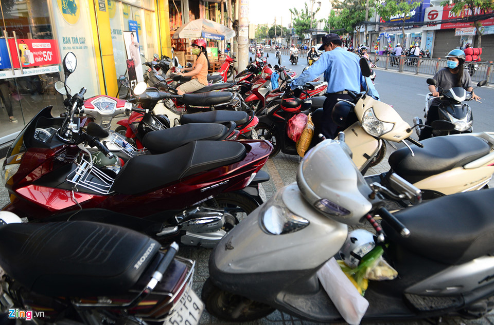 Quầy giao dịch của nhà mạng ở Sài Gòn chật cứng người chờ chụp hình